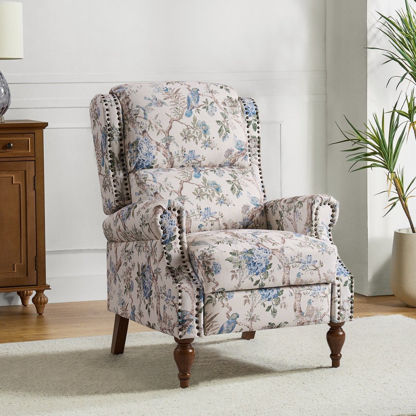 Poltrona reclinabile manuale Terri Classic Cutaway Arms con borchie per soggiorno di HULALA HOME