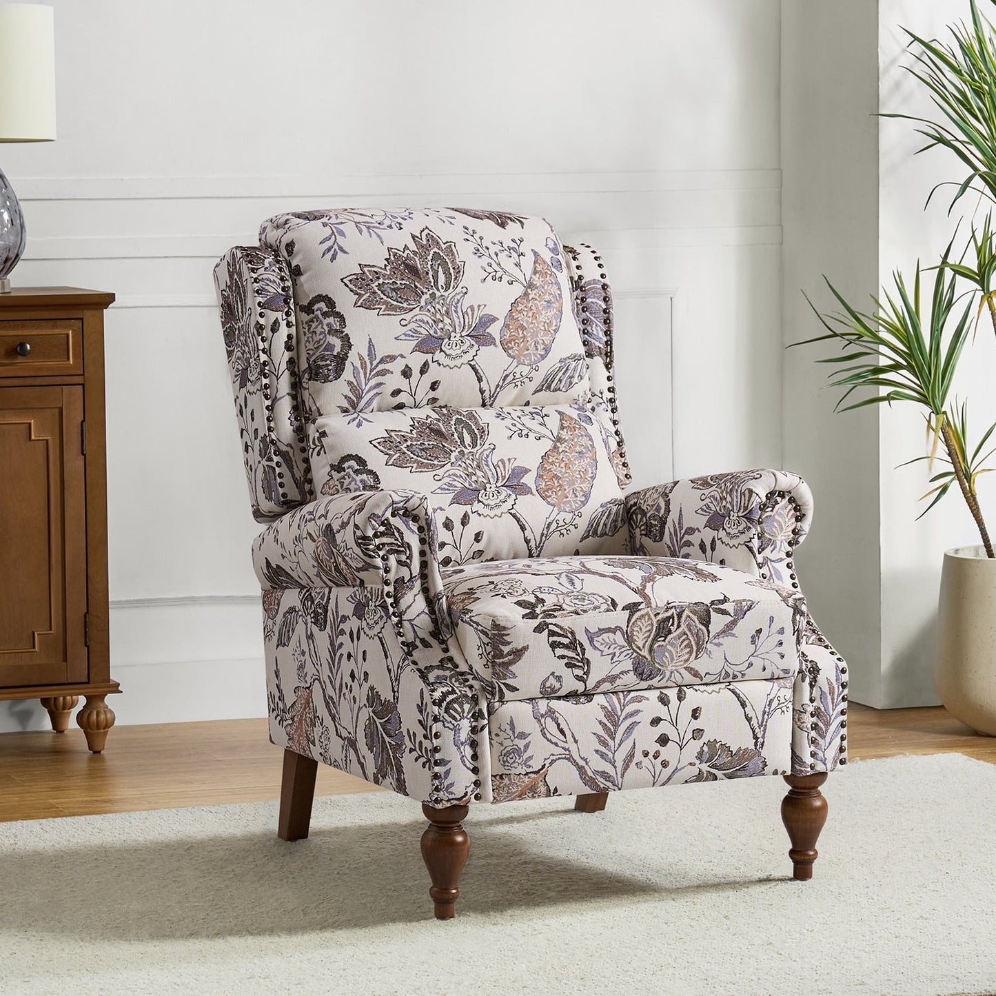 Poltrona reclinabile manuale Terri Classic Cutaway Arms con borchie per soggiorno di HULALA HOME