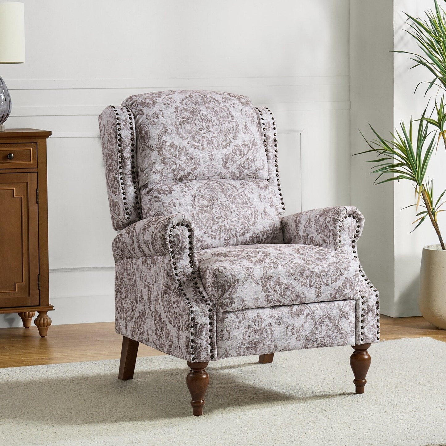 Poltrona reclinabile manuale Terri Classic Cutaway Arms con borchie per soggiorno di HULALA HOME