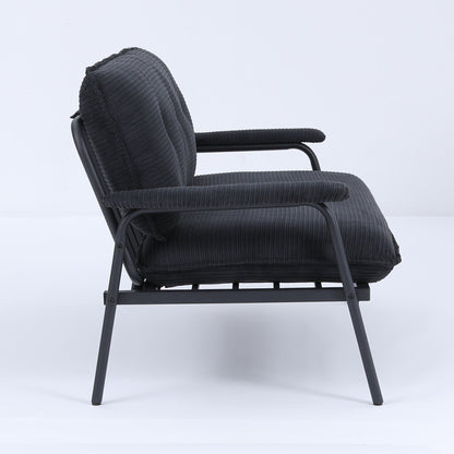 Il divano da 53 pollici offre una disposizione spaziosa nel piccolo appartamento