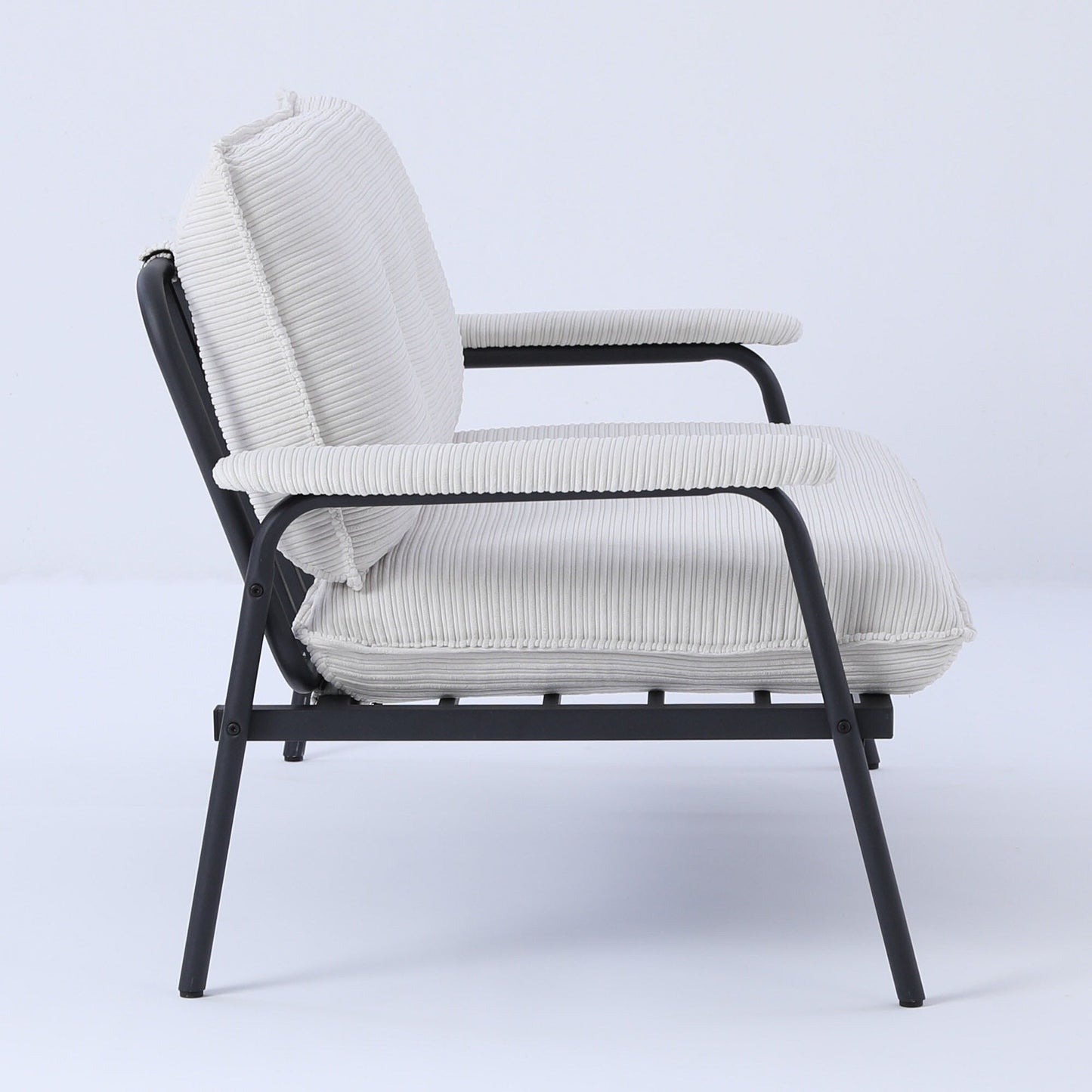 Il divano da 53 pollici offre una disposizione spaziosa nel piccolo appartamento