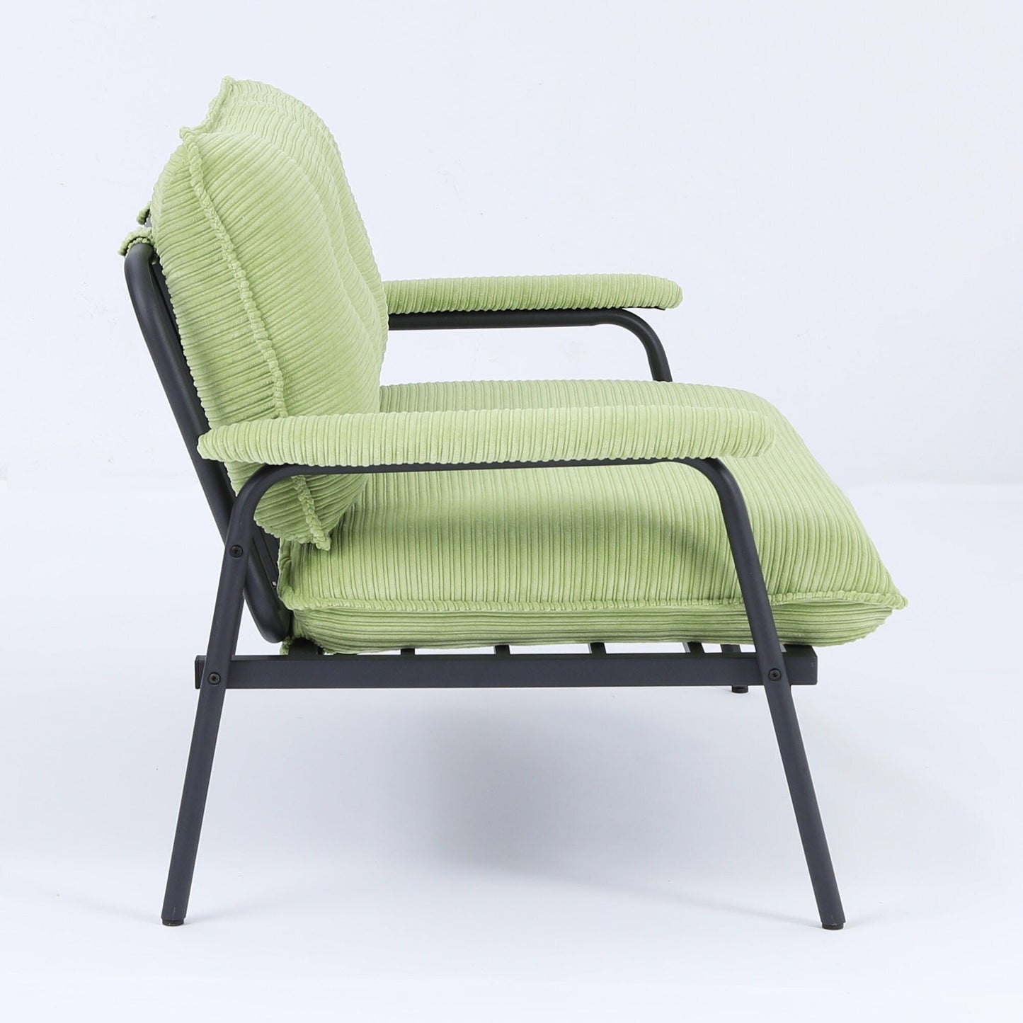 Il divano beige da 53 pollici offre una disposizione spaziosa nel piccolo appartamento, gestendo facilmente vari scenari