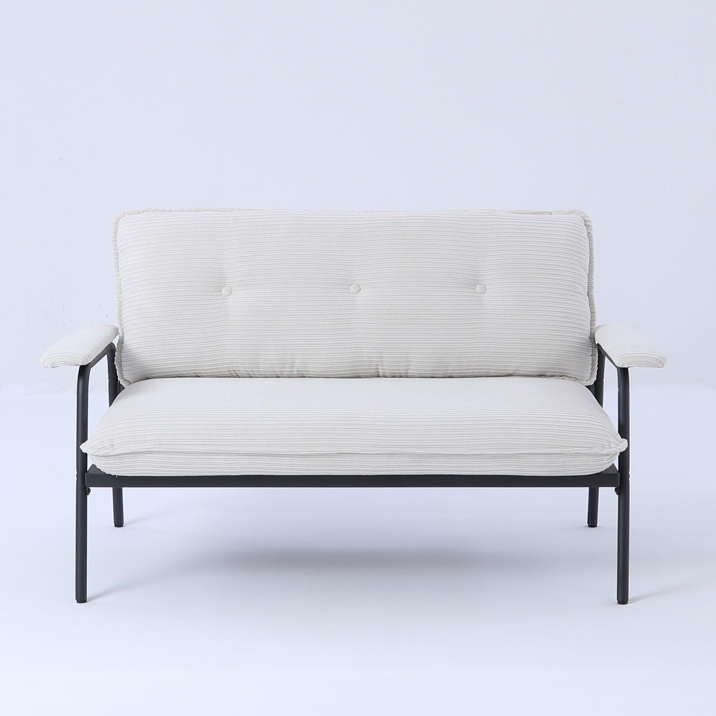 Il divano beige da 53 pollici offre una disposizione spaziosa nel piccolo appartamento, gestendo facilmente vari scenari