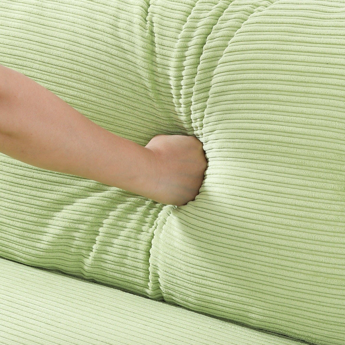 Il divano beige da 53 pollici offre una disposizione spaziosa nel piccolo appartamento, gestendo facilmente vari scenari