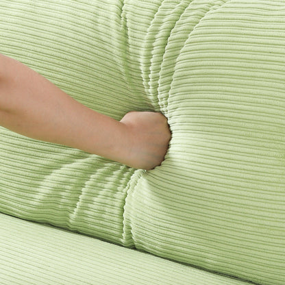 Il divano beige da 53 pollici offre una disposizione spaziosa nel piccolo appartamento, gestendo facilmente vari scenari