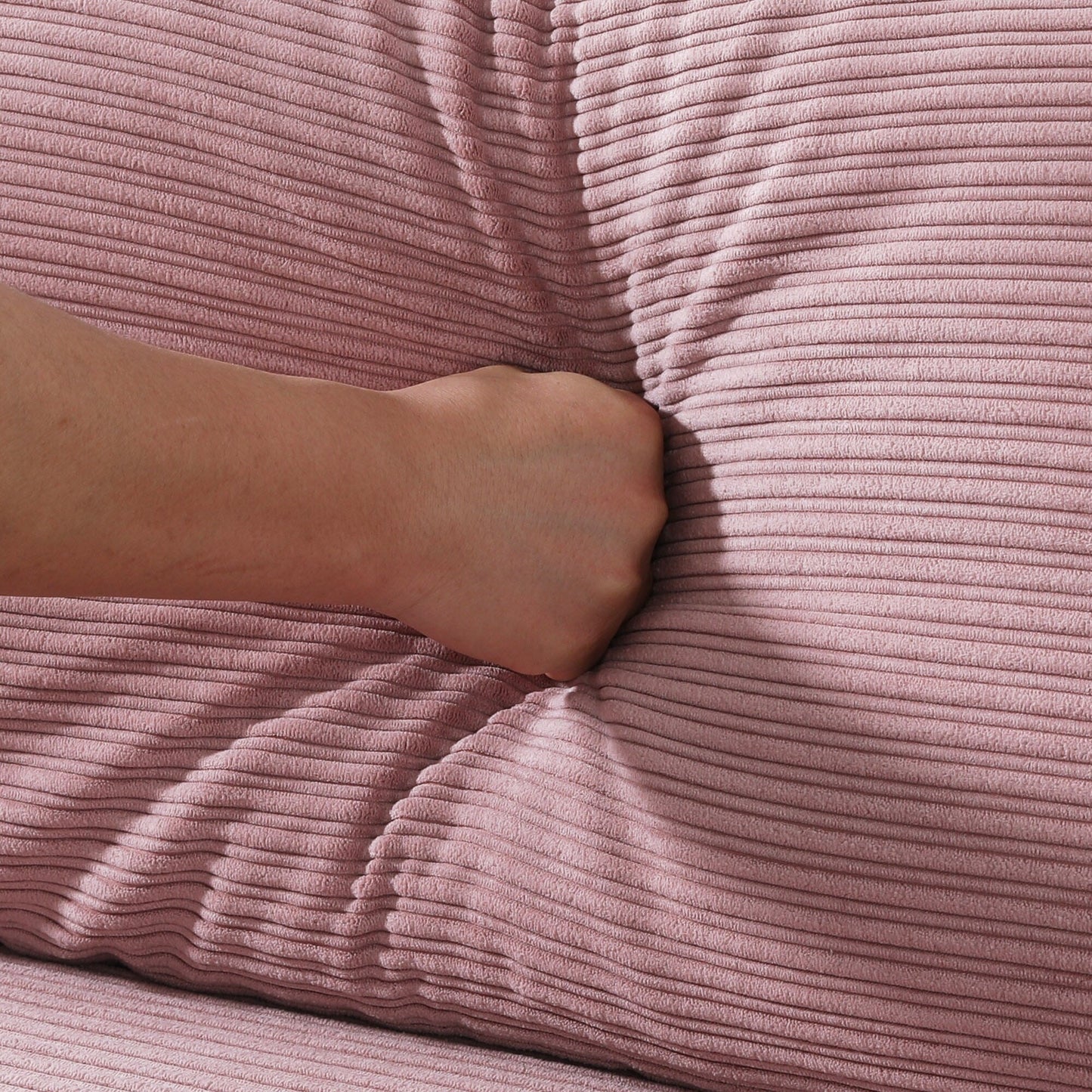 Il divano beige da 53 pollici offre una disposizione spaziosa nel piccolo appartamento, gestendo facilmente vari scenari