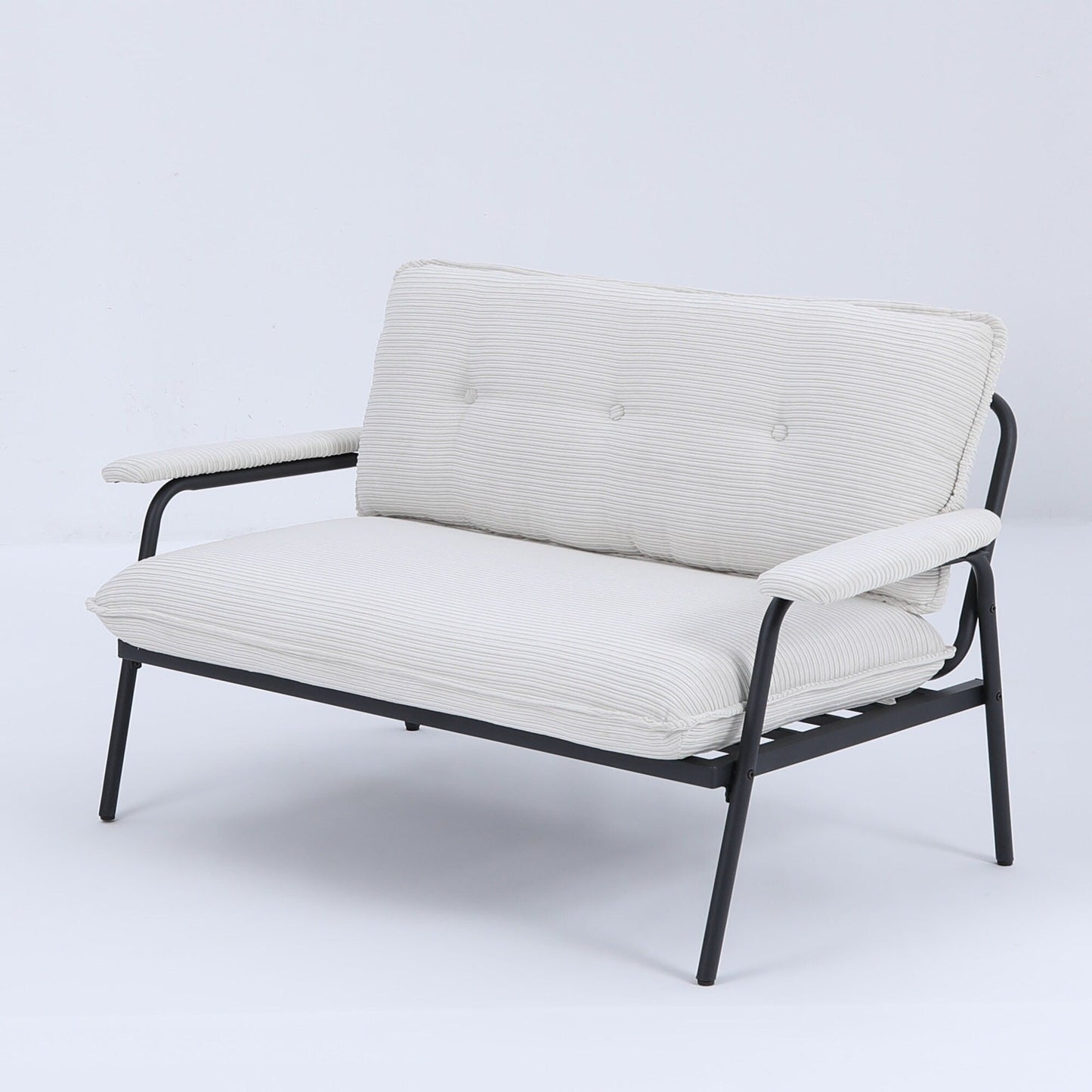 Il divano beige da 53 pollici offre una disposizione spaziosa nel piccolo appartamento, gestendo facilmente vari scenari