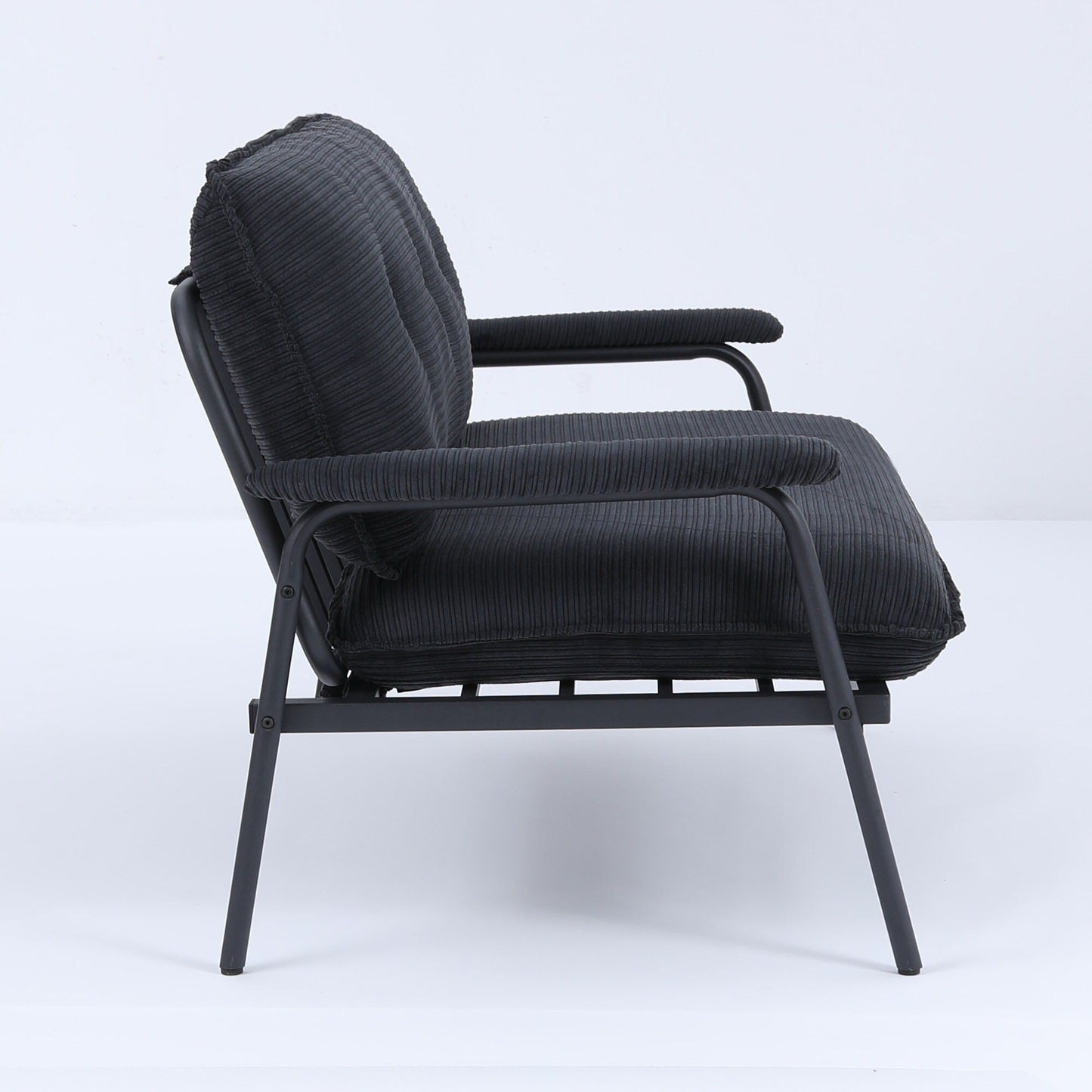 Il divano beige da 53 pollici offre una disposizione spaziosa nel piccolo appartamento, gestendo facilmente vari scenari