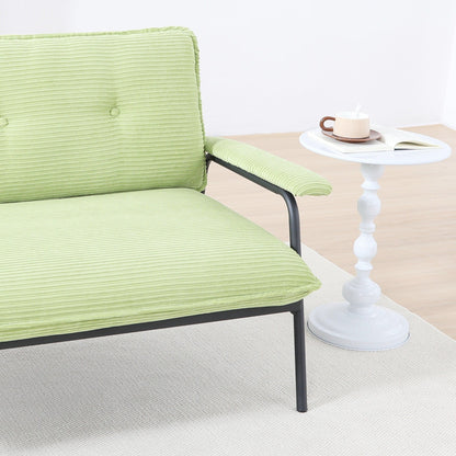 Il divano beige da 53 pollici offre una disposizione spaziosa nel piccolo appartamento, gestendo facilmente vari scenari