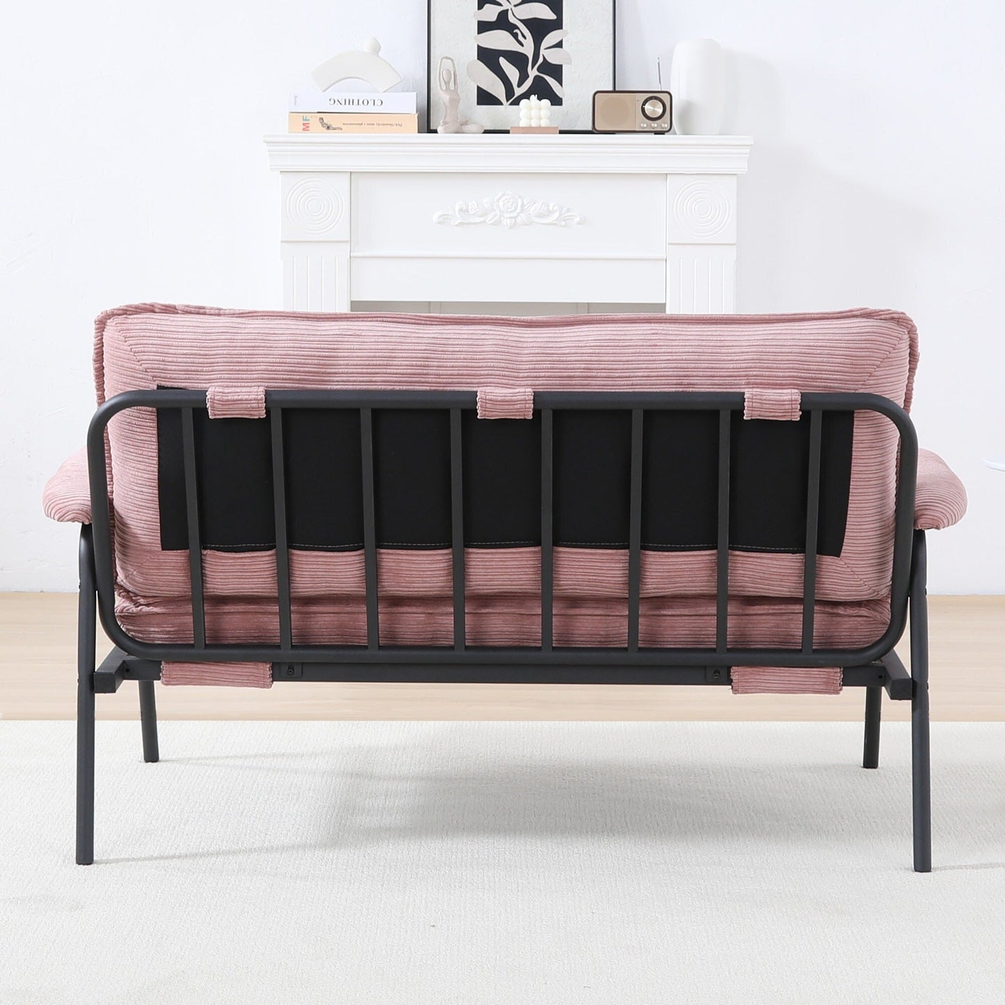 Il divano beige da 53 pollici offre una disposizione spaziosa nel piccolo appartamento, gestendo facilmente vari scenari