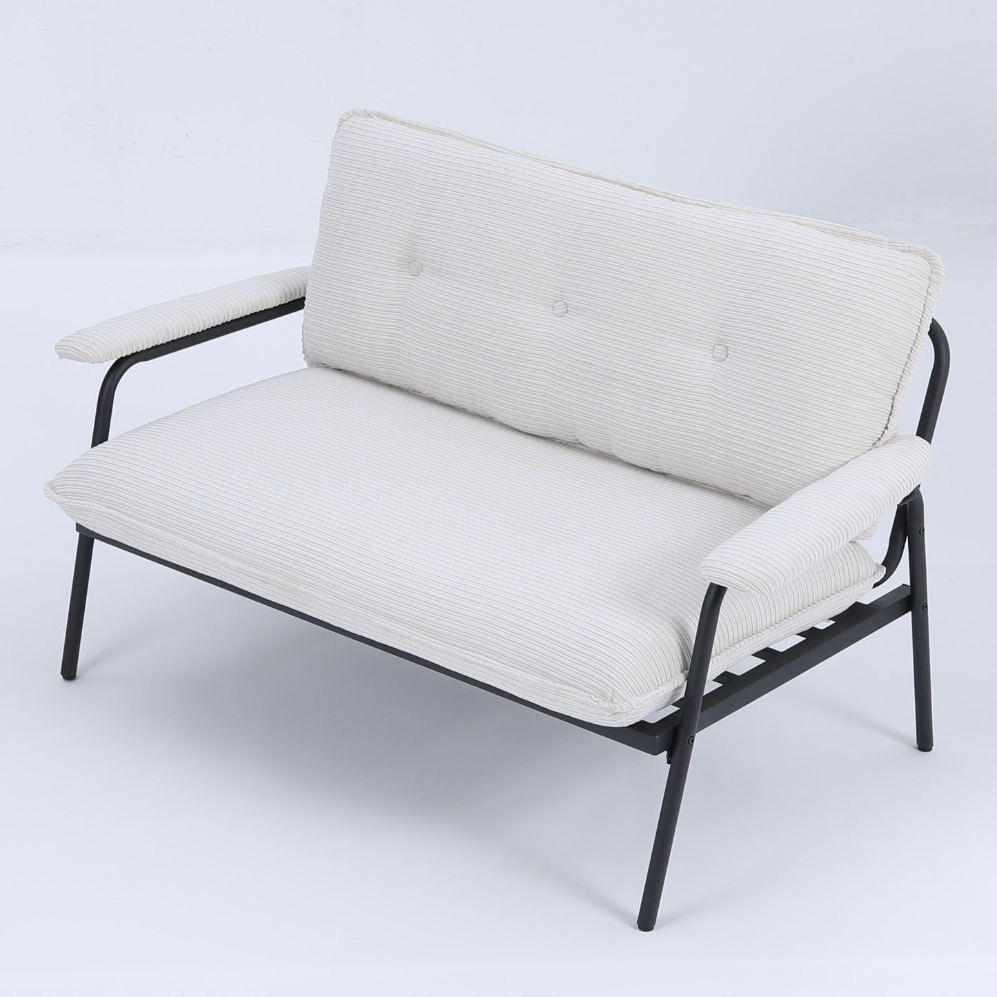 Il divano beige da 53 pollici offre una disposizione spaziosa nel piccolo appartamento, gestendo facilmente vari scenari