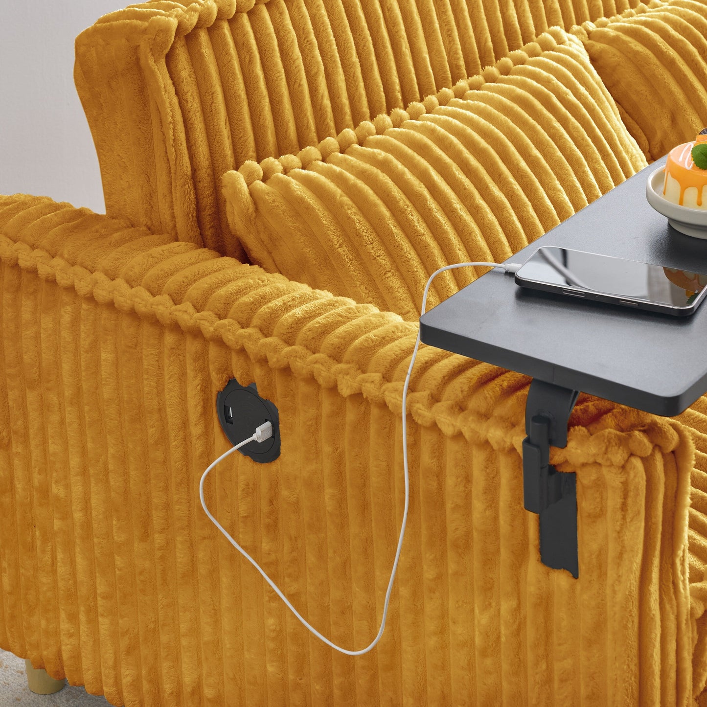 Il divano in velluto a coste estraibile e a scomparsa con doppia funzione, dotato di un piano del tavolo mobile e porte USB, è adatto