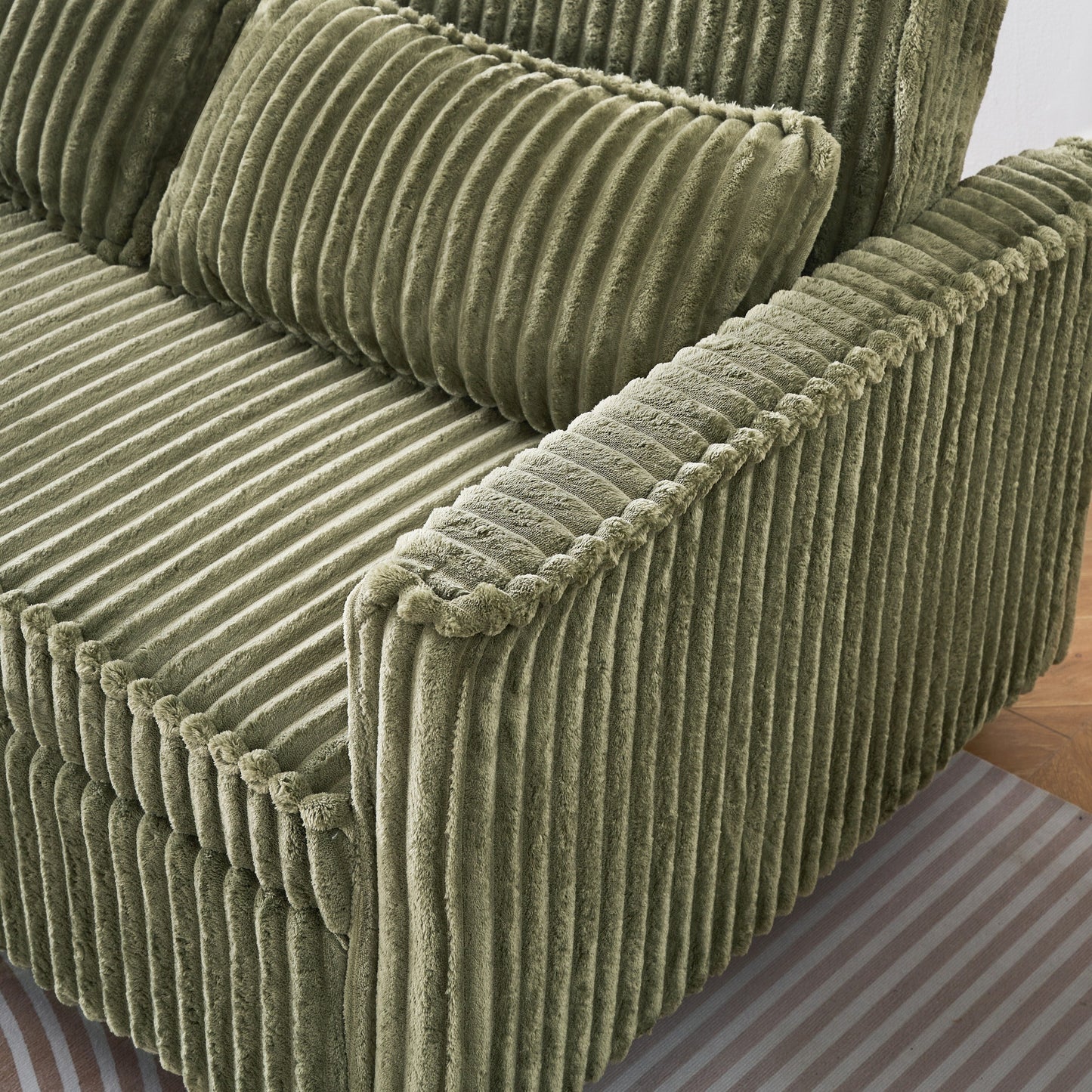 Divano in velluto a coste verde estraibile e removibile con doppia funzione, dotato di piano d'appoggio mobile e porte USB