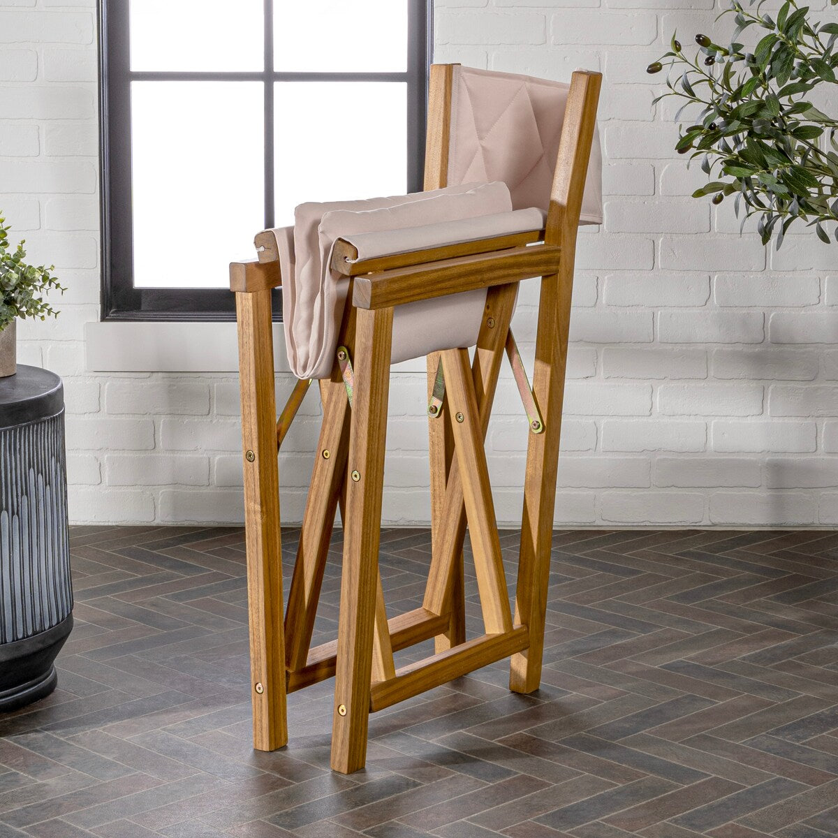 Sedia da regista pieghevole da esterno Theo Classic Mid-Century in legno di acacia con schienale trapuntato a rombi e cuscino, (set di 2) di JONATHAN Y