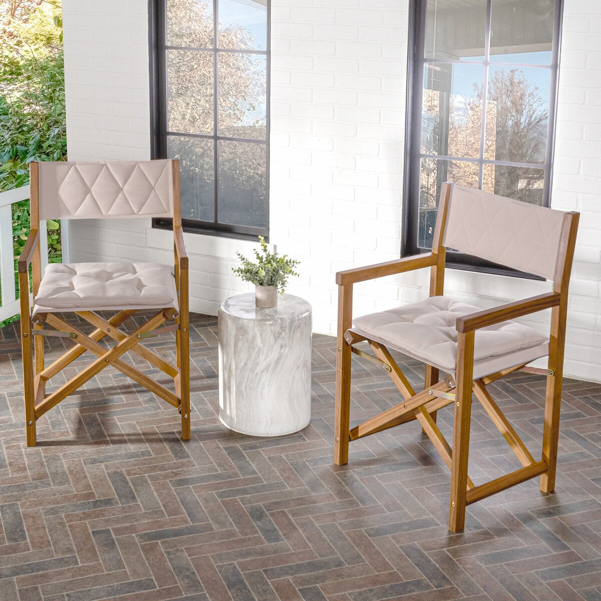 Sedia da regista pieghevole da esterno Theo Classic Mid-Century in legno di acacia con schienale trapuntato a rombi e cuscino, (set di 2) di JONATHAN Y