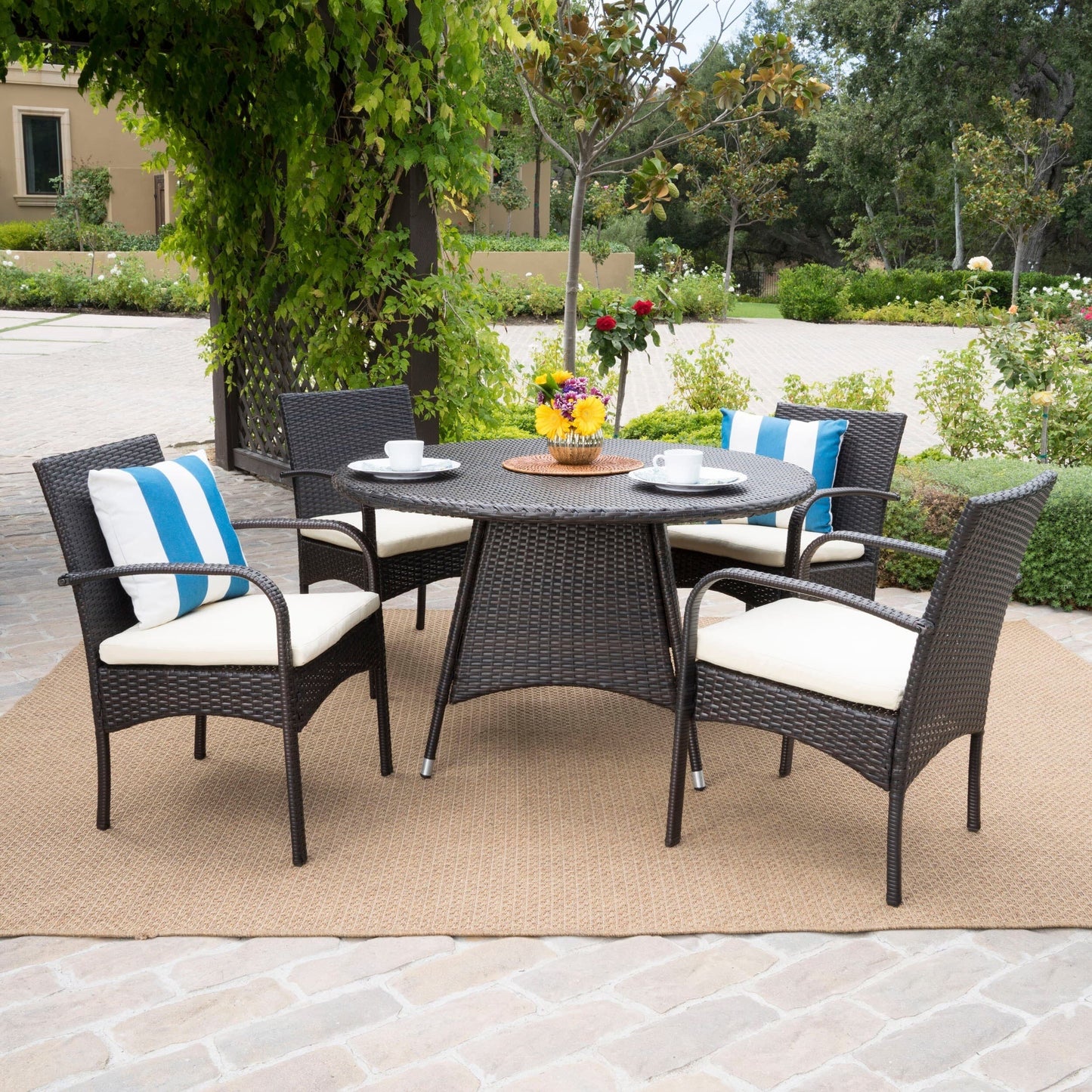 Set da pranzo in vimini da 5 pezzi Theodore Outdoor con cuscino di Christopher Knight Home