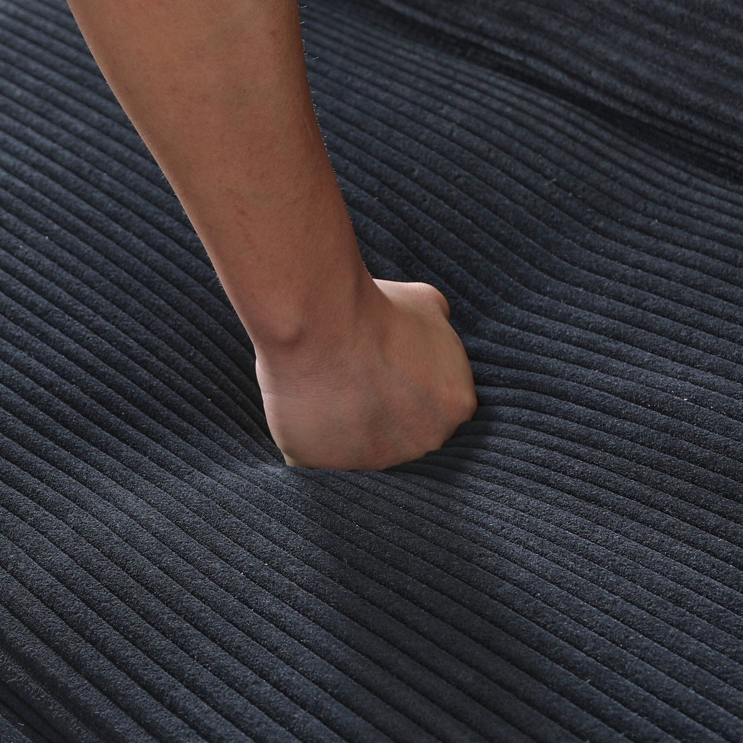 Questo divano letto in velluto a coste da 66 pollici può passare da una forma all'altra in modo confortevole