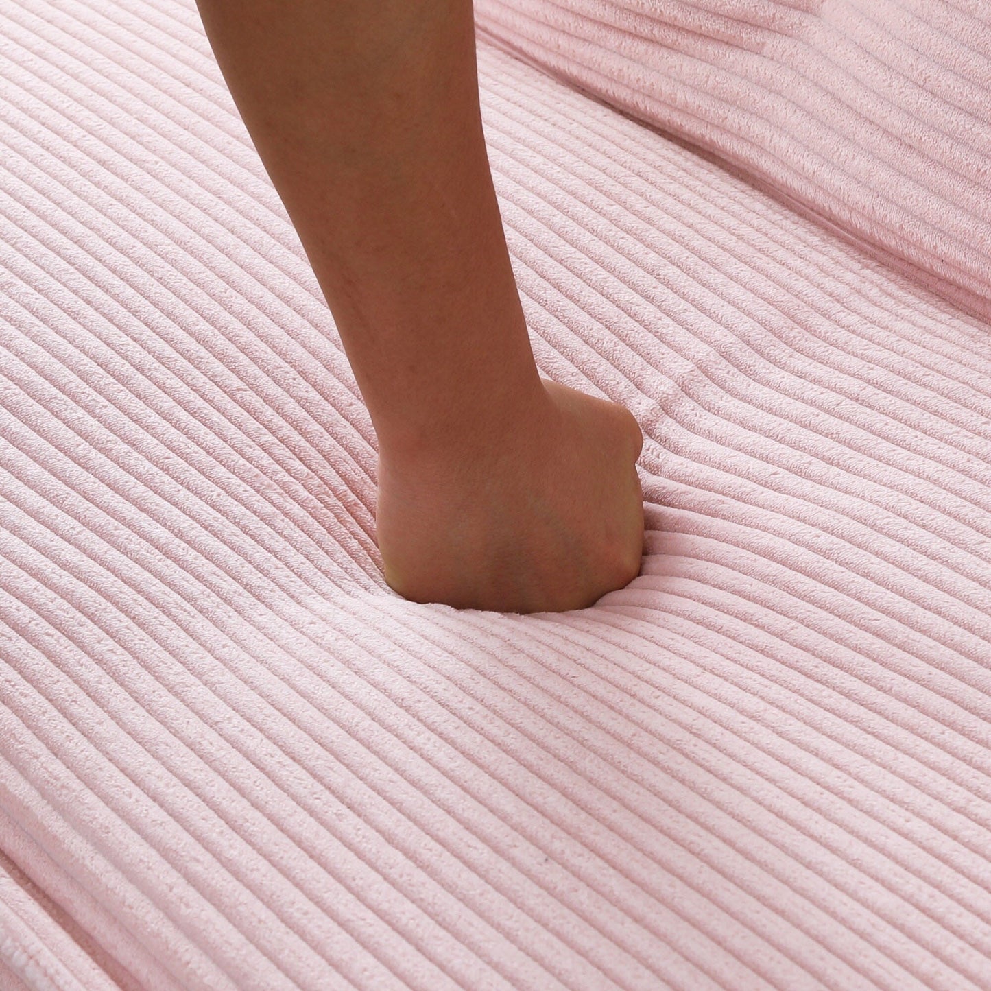 Questo divano letto in velluto a coste da 66 pollici può passare da una forma all'altra in modo confortevole