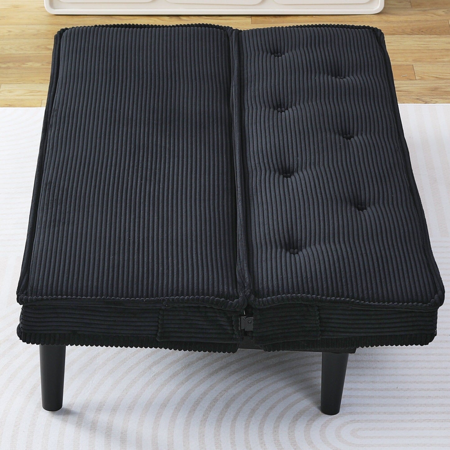 Questo divano letto in velluto a coste da 66 pollici può passare da una forma all'altra in modo confortevole