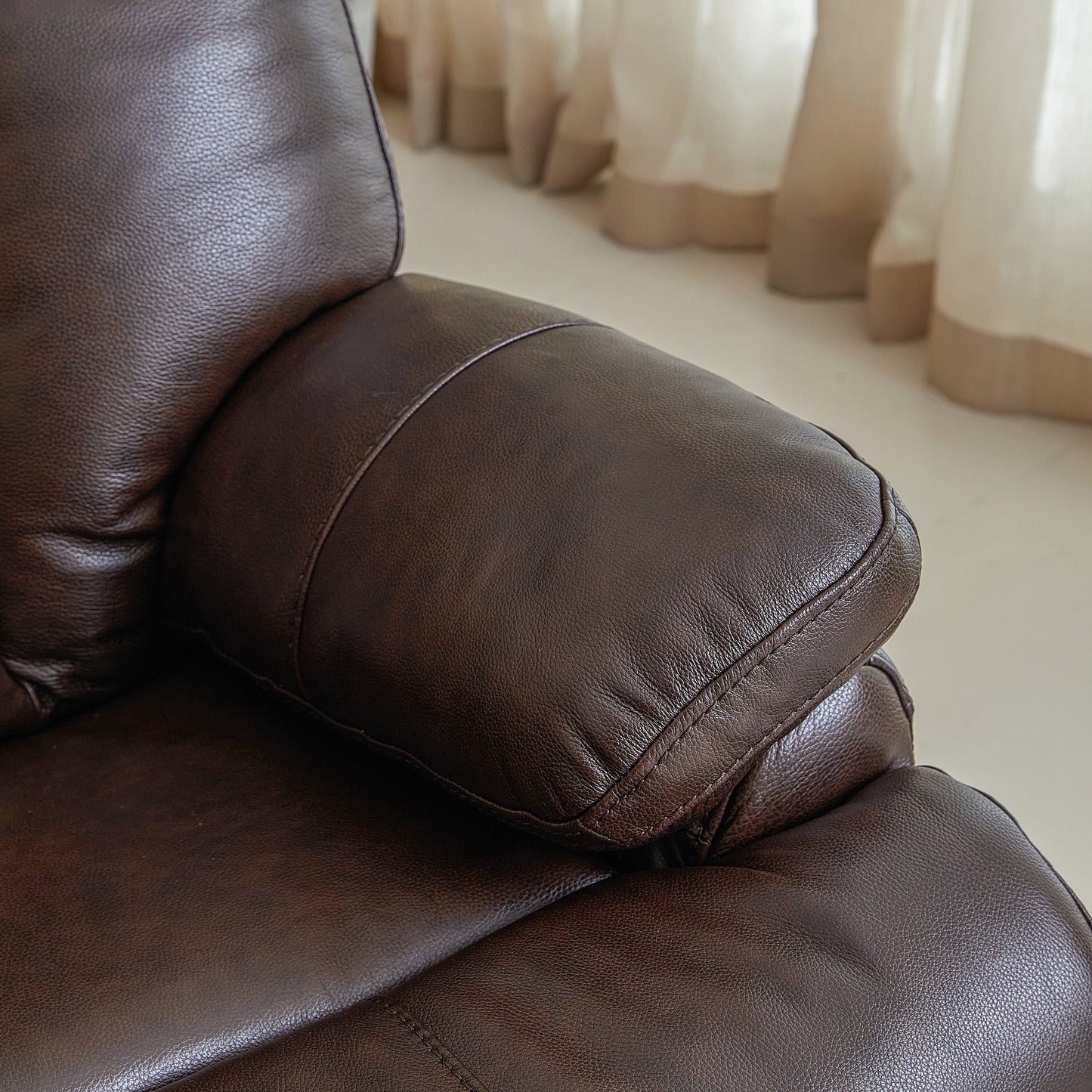 Poltrona reclinabile elettrica in pelle pieno fiore, poggiatesta regolabile, poggiapiedi estensibile, poltrona reclinabile a gravità zero