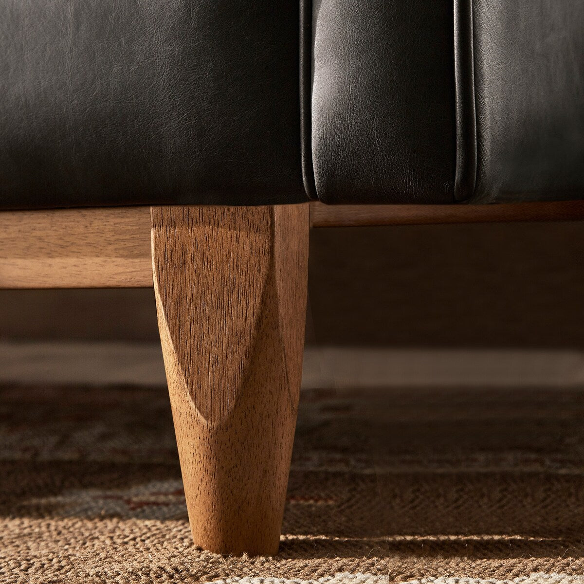 Divano a due posti Tullio in pelle nera con bottoni trapuntati di iNSPIRE Q Modern - Divano