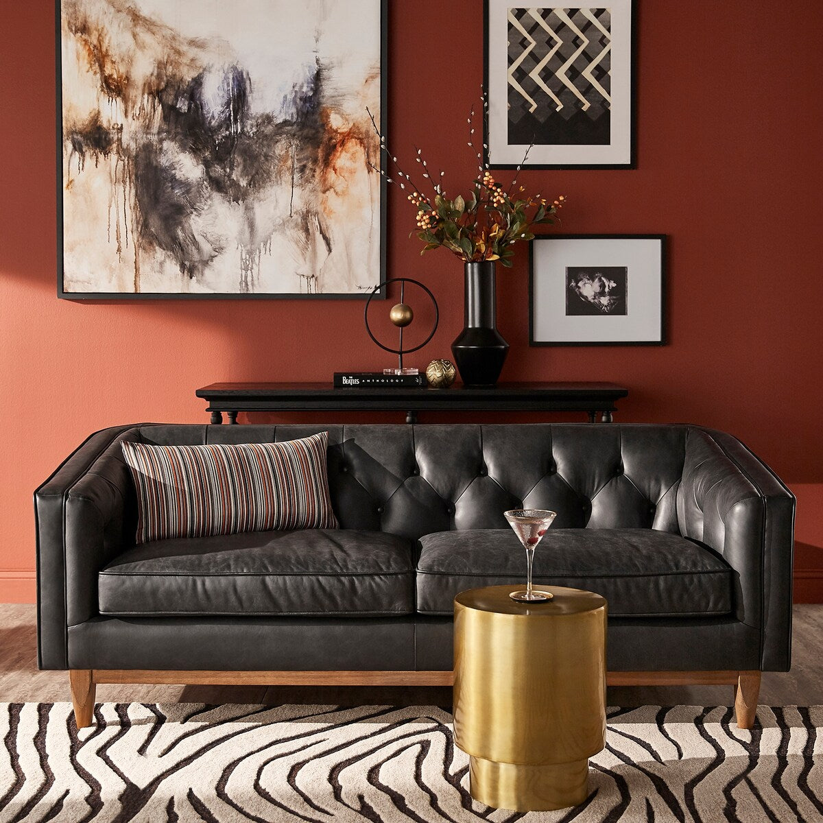 Divano a due posti Tullio in pelle nera con bottoni trapuntati di iNSPIRE Q Modern - Divano