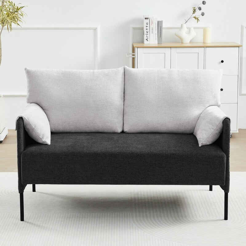 Divano a due posti bicolore con braccioli imbottiti