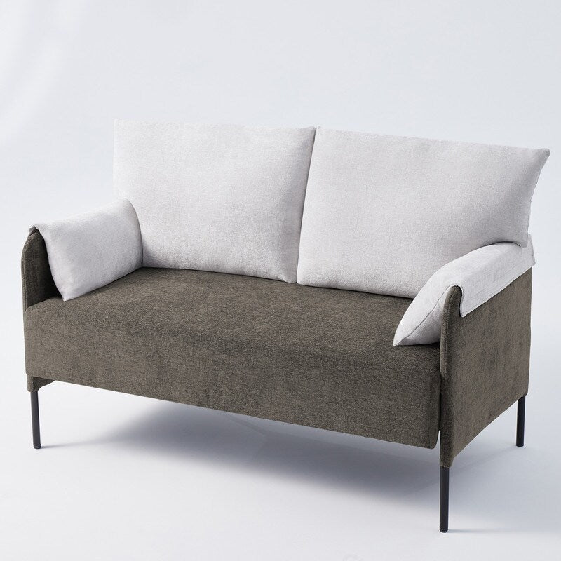 Divano a due posti bicolore con braccioli imbottiti