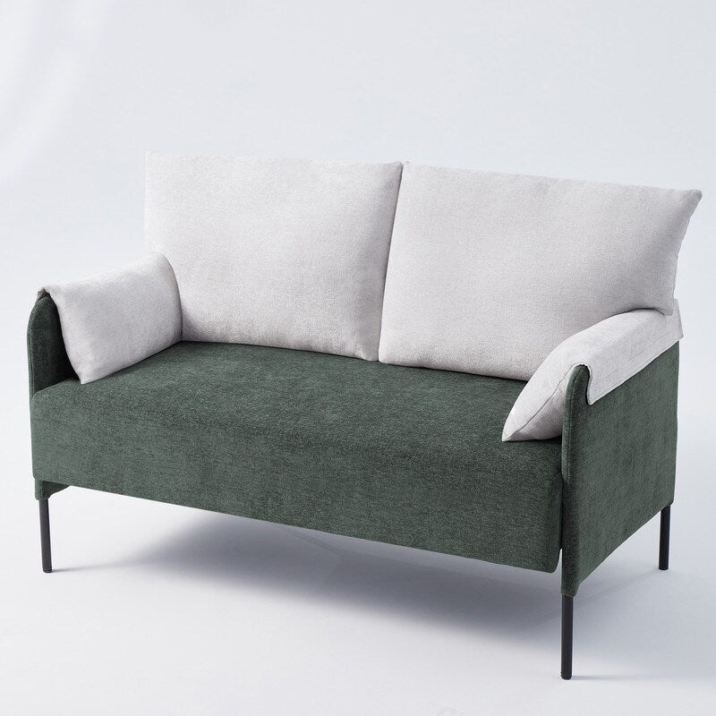 Divano a due posti bicolore con braccioli imbottiti