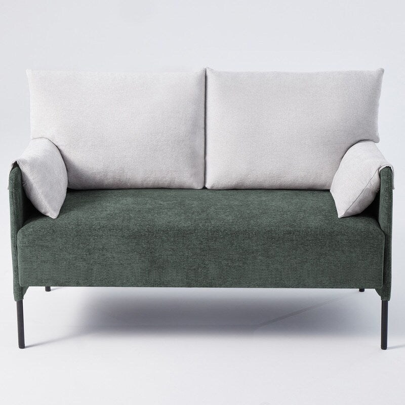 Divano a due posti bicolore con braccioli imbottiti