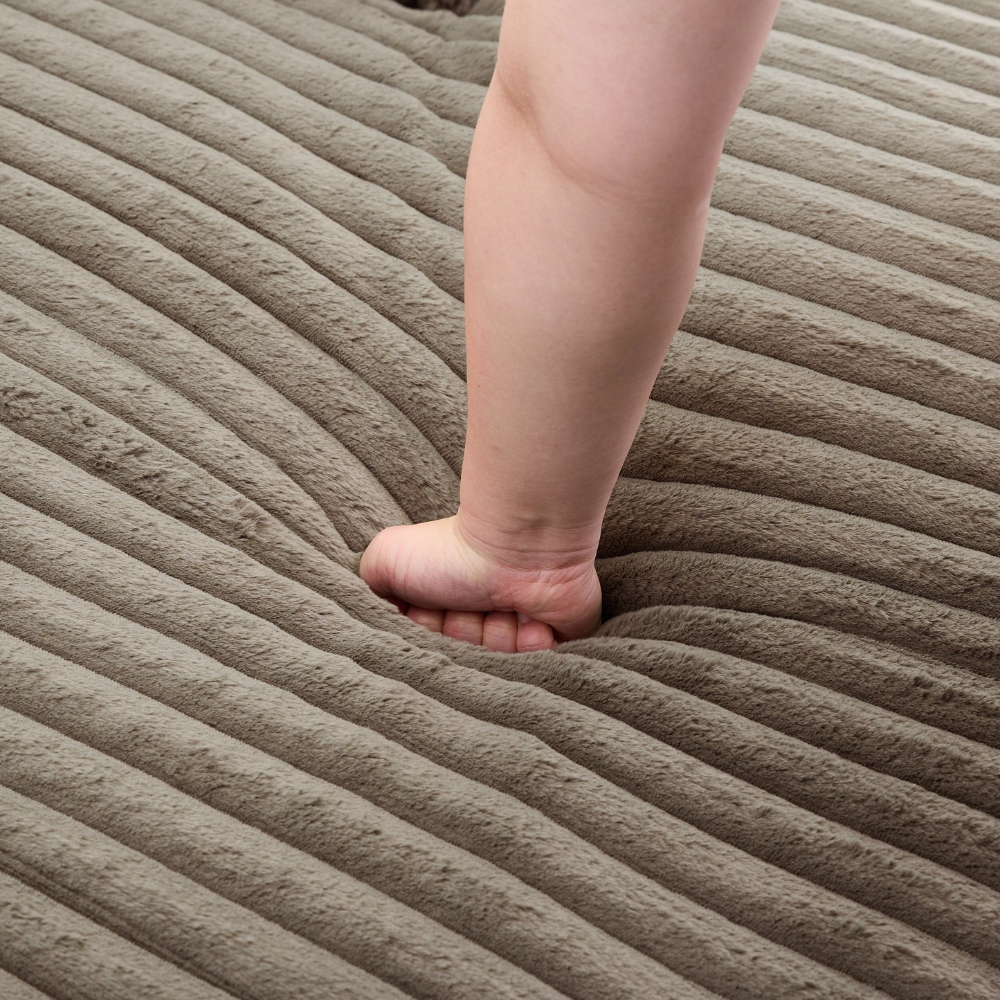 Poltrone imbottite per camera da letto UIXE con bracciolo destro e cuscino lombare