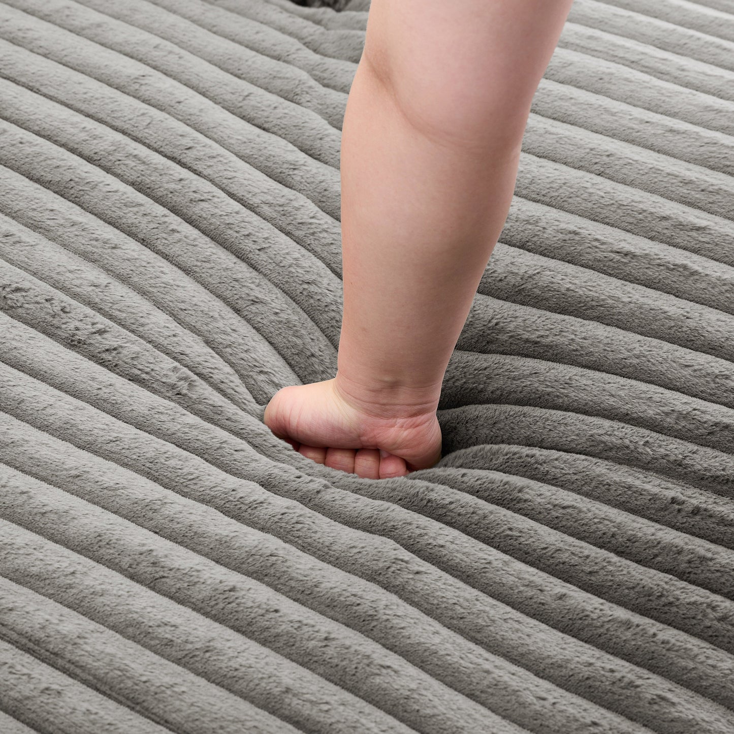 Poltrone imbottite per camera da letto UIXE con bracciolo destro e cuscino lombare