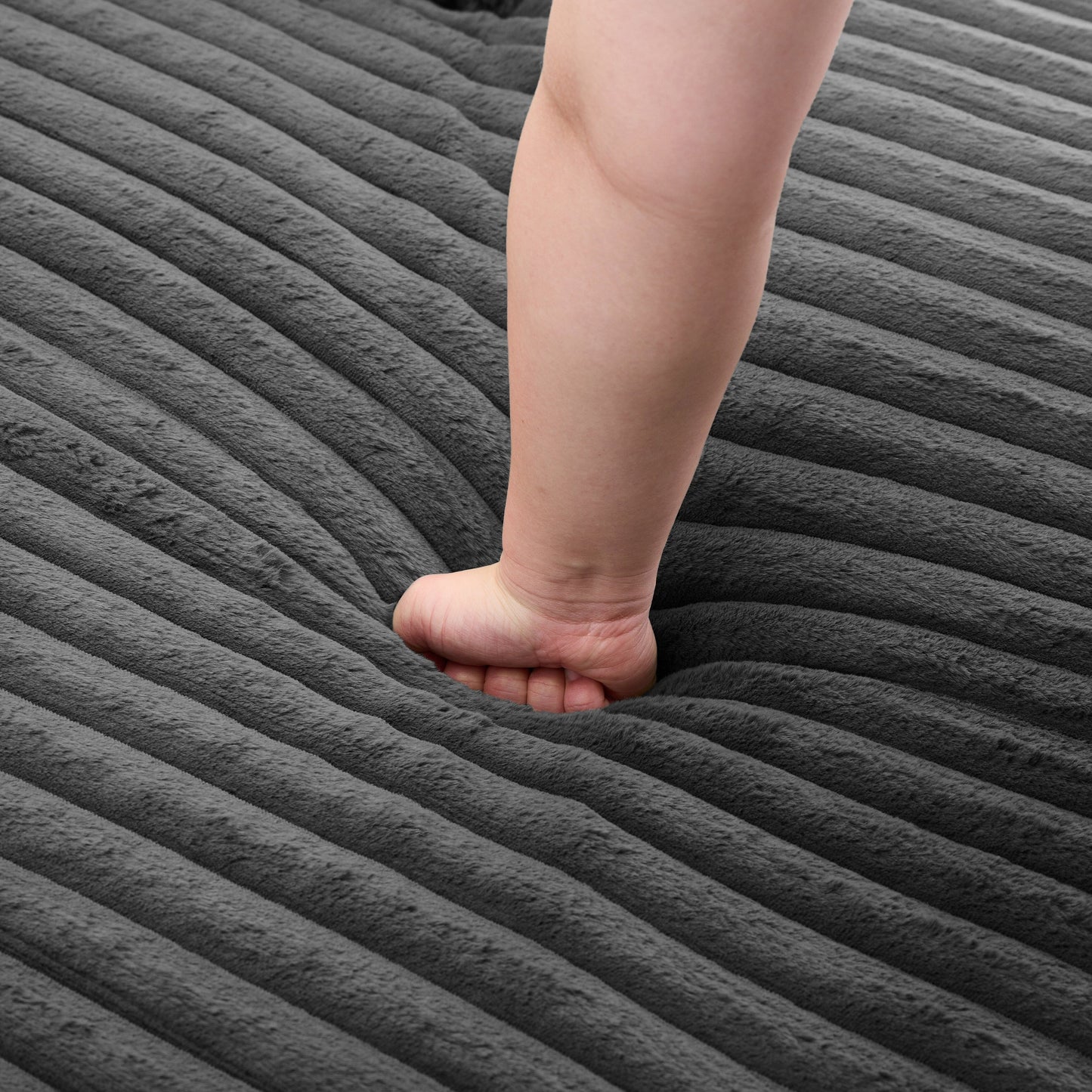 Poltrone imbottite per camera da letto UIXE con bracciolo destro e cuscino lombare