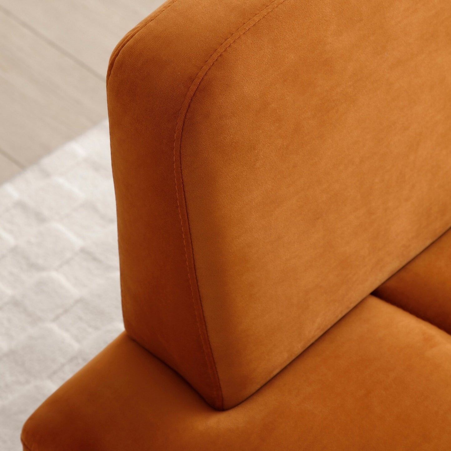 Panca imbottita con gambe dorate