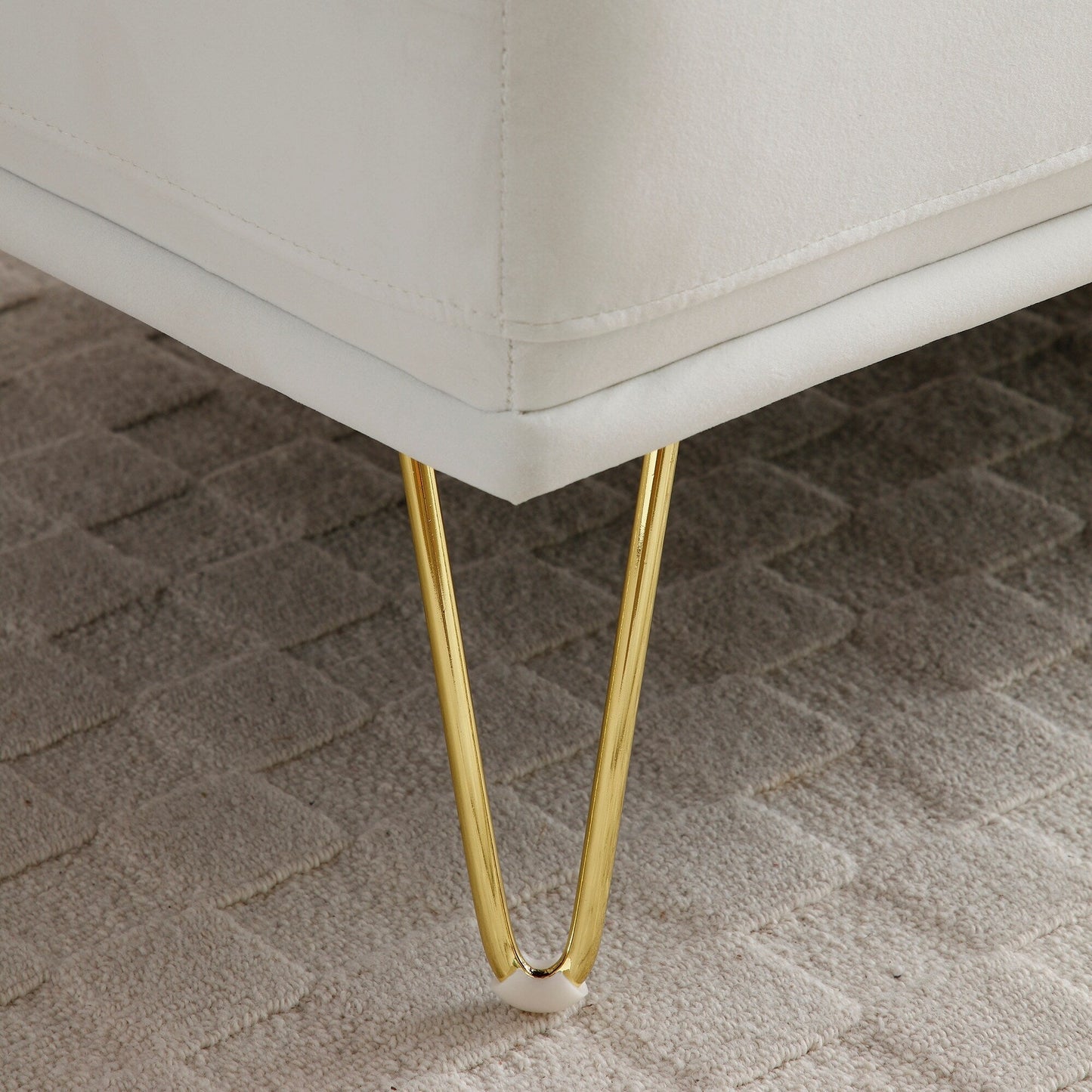 Panca imbottita con gambe dorate