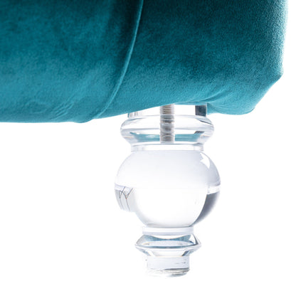 Poltrona reclinabile ergonomica a forma di S con cuscino, finiture con borchie e gambe in acrilico per uso interno.