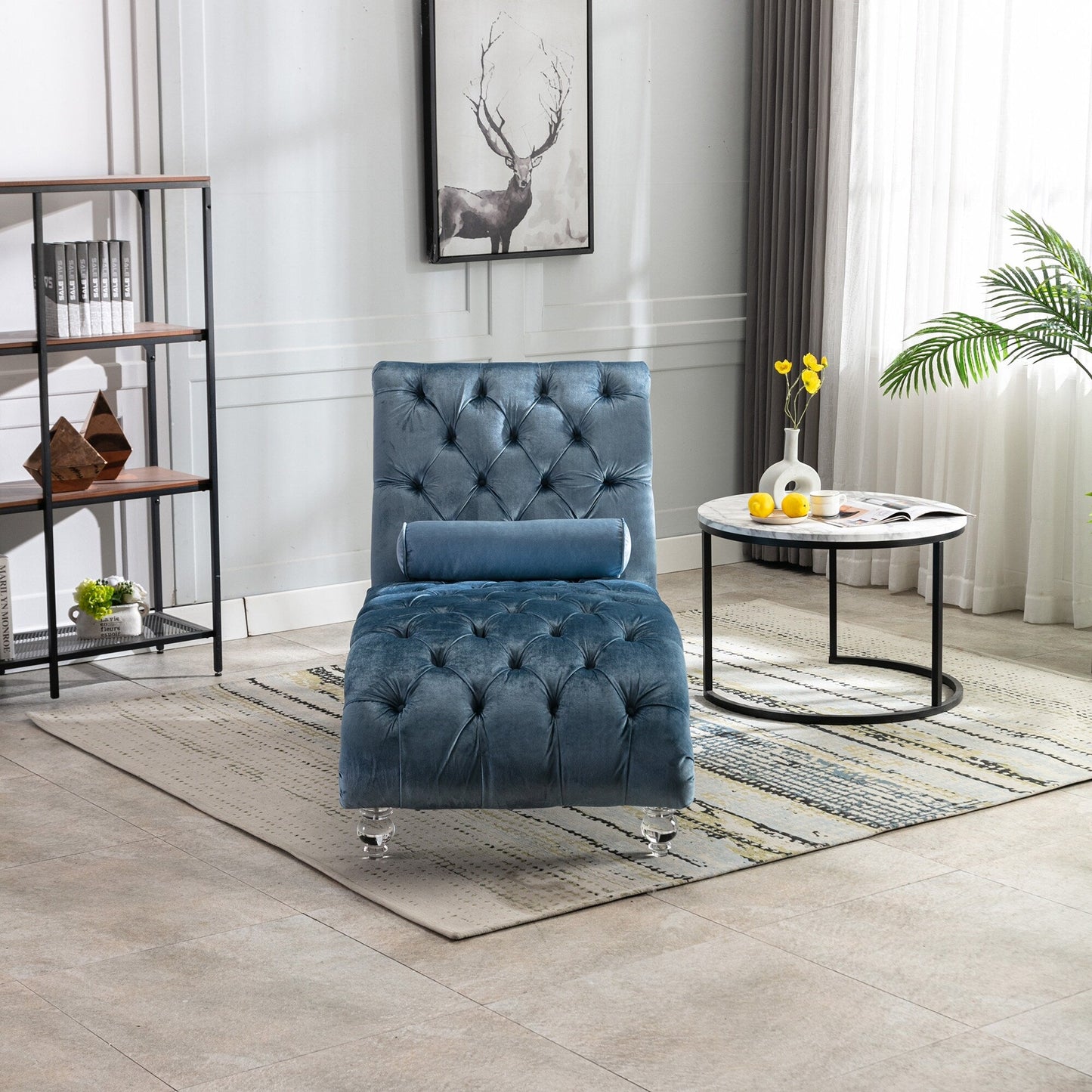 Poltrona reclinabile ergonomica a forma di S con cuscino, finiture con borchie e gambe in acrilico per uso interno.