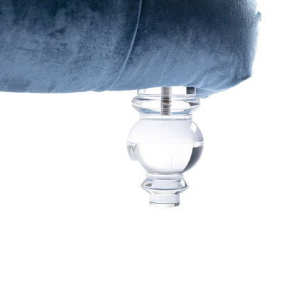 Poltrona reclinabile ergonomica a forma di S con cuscino, finiture con borchie e gambe in acrilico per uso interno.