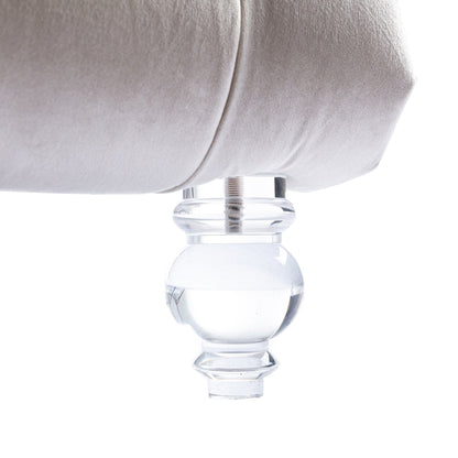 Poltrona reclinabile ergonomica a forma di S con cuscino, finiture con borchie e gambe in acrilico per uso interno.