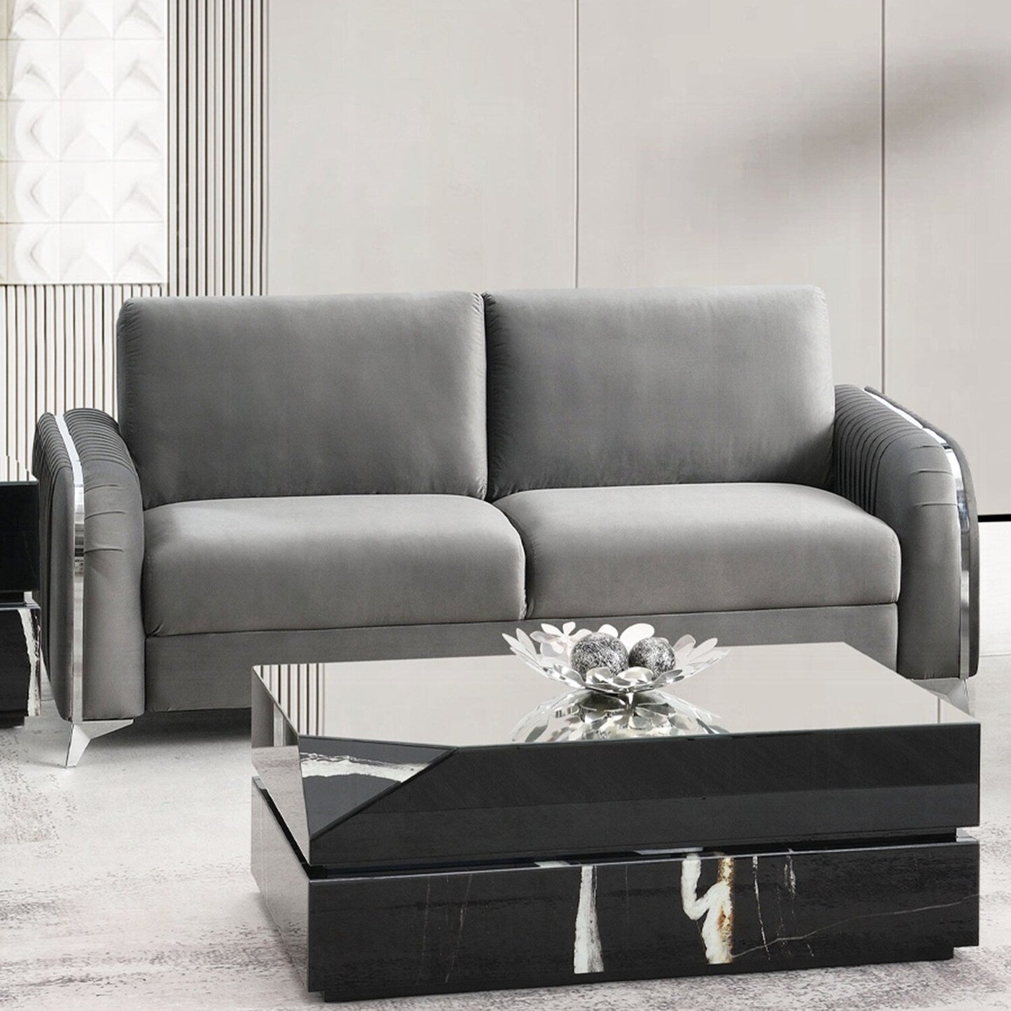 Divano rivestito in velluto con gambe in metallo grigio