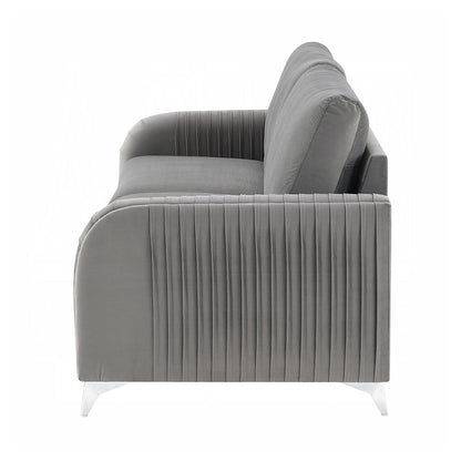 Divano rivestito in velluto con gambe in metallo grigio