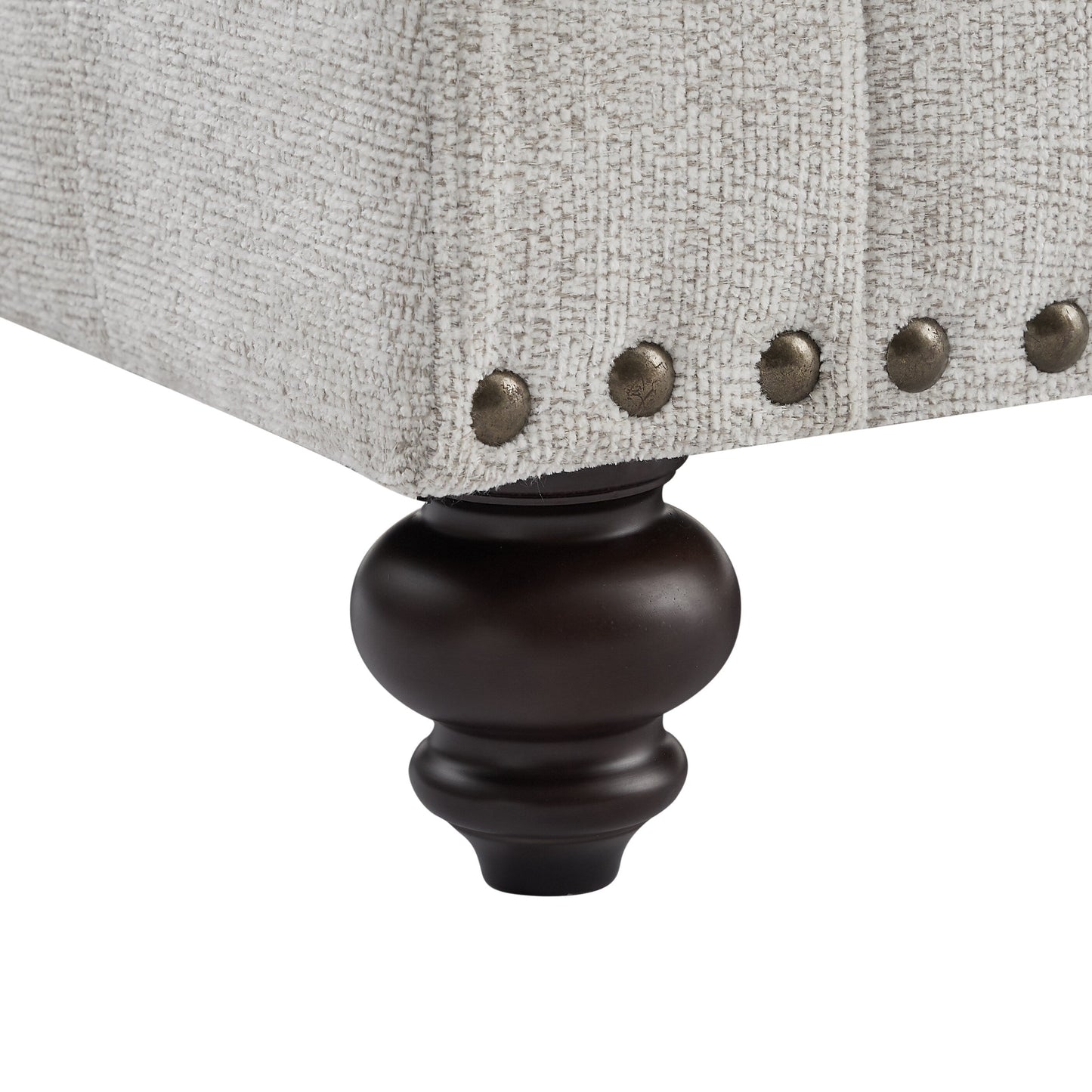 Divano moderno imbottito bianco da 82'' a 2 posti con finiture in borchie, cuscini e cuscini in spugna