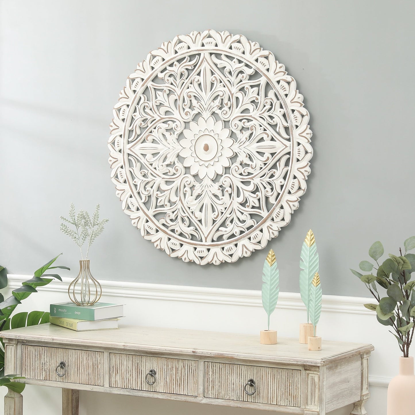 Decorazione da parete rotonda Mandala con fiori in legno bianco anticato, 31,5 cm