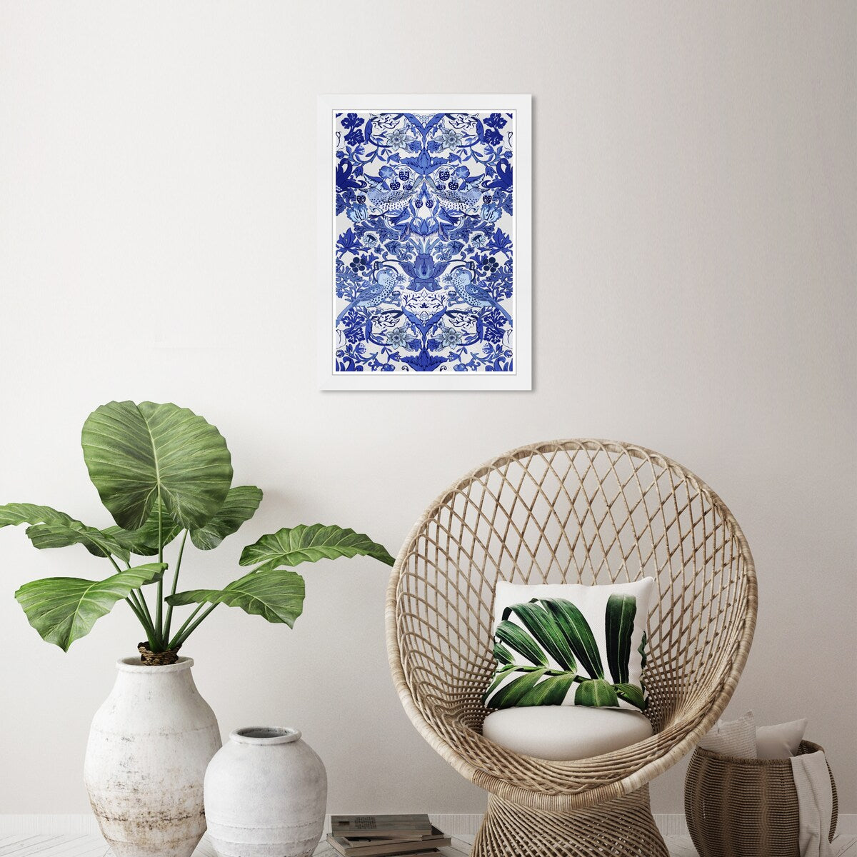 Stampe artistiche tropicali chinoiserie con cornice blu di Wynwood Studio Tropical Collage