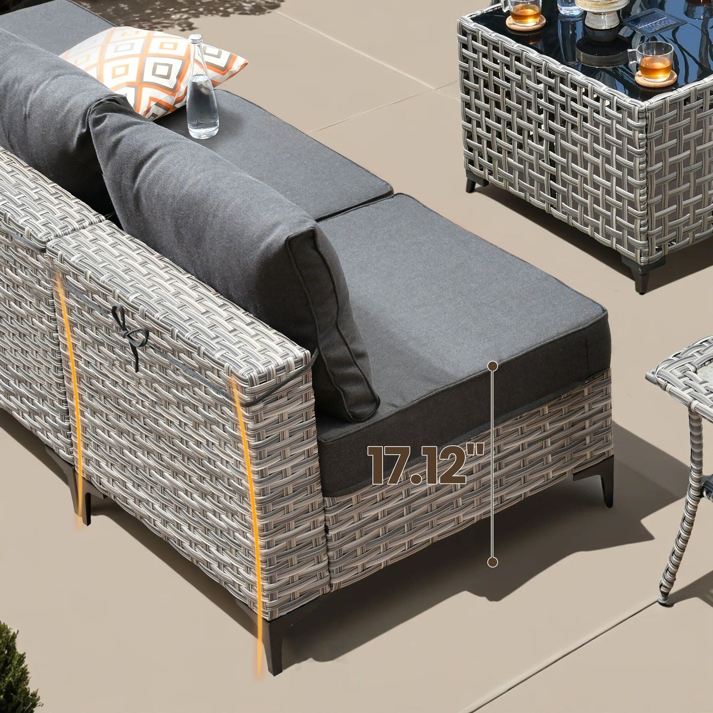 Set di mobili da giardino in rattan e vimini XIZZI da 11 pezzi con tavolo con braciere