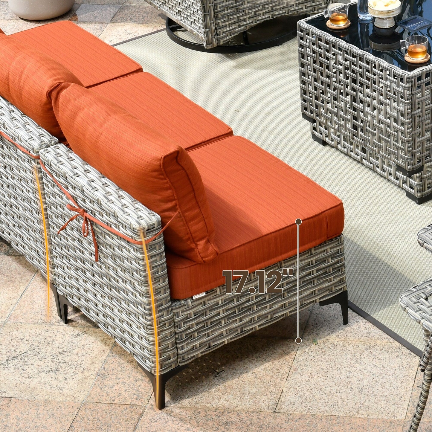 Set di mobili da giardino in rattan e vimini XIZZI da 11 pezzi con tavolo con braciere