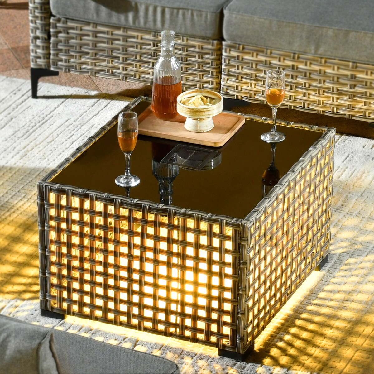 Set da conversazione in vimini da 6 pezzi per mobili da giardino XIZZI con sedia girevole