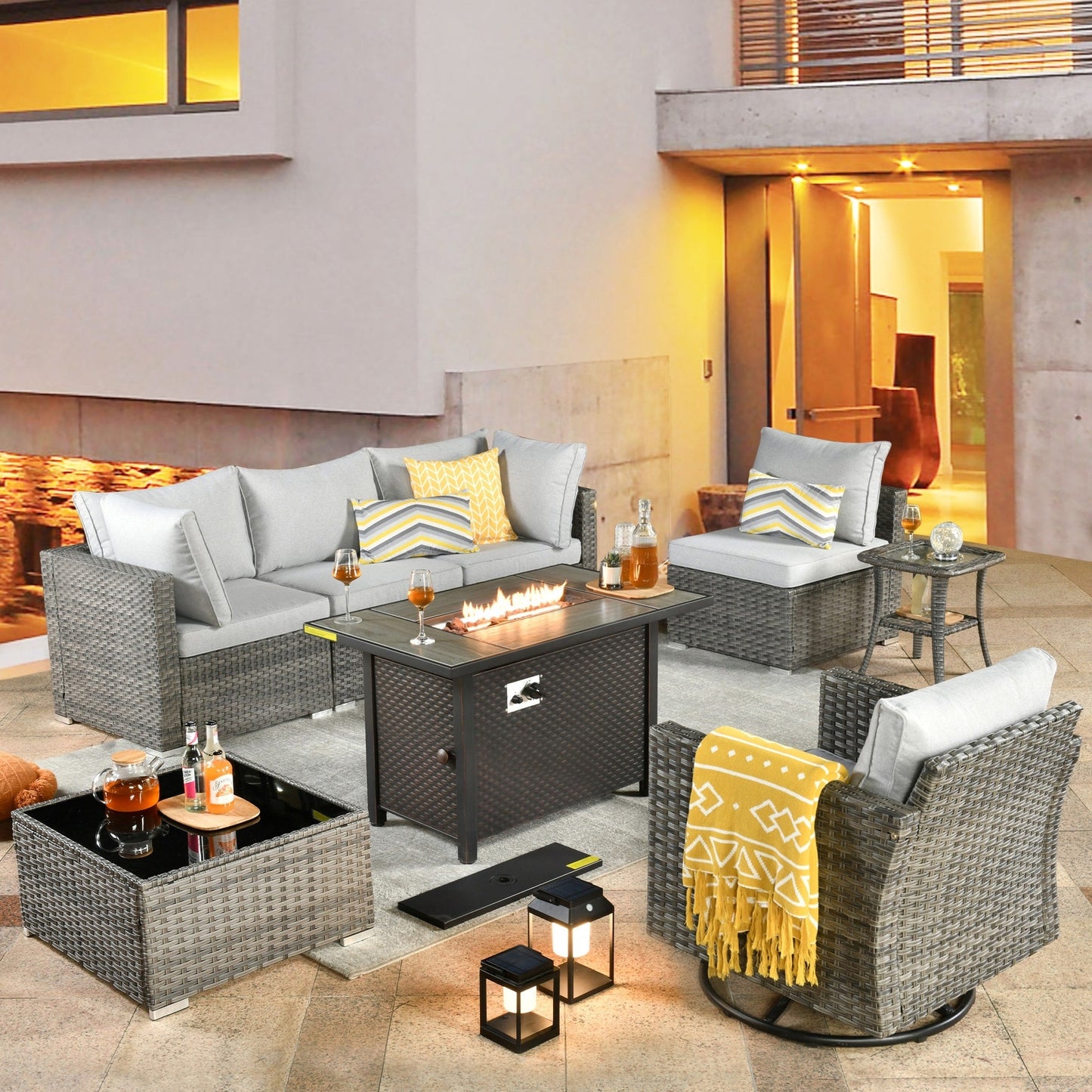 Set di 8 sedie girevoli per esterni in vimini da patio XIZZI con tavolo per braciere