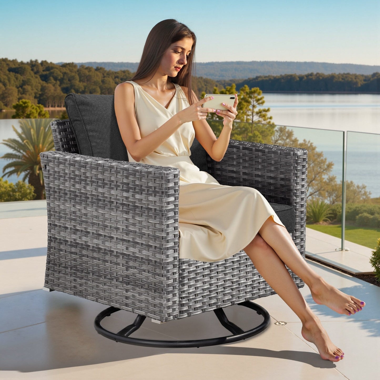 Set di 8 sedie girevoli per esterni in vimini da patio XIZZI con tavolo per braciere