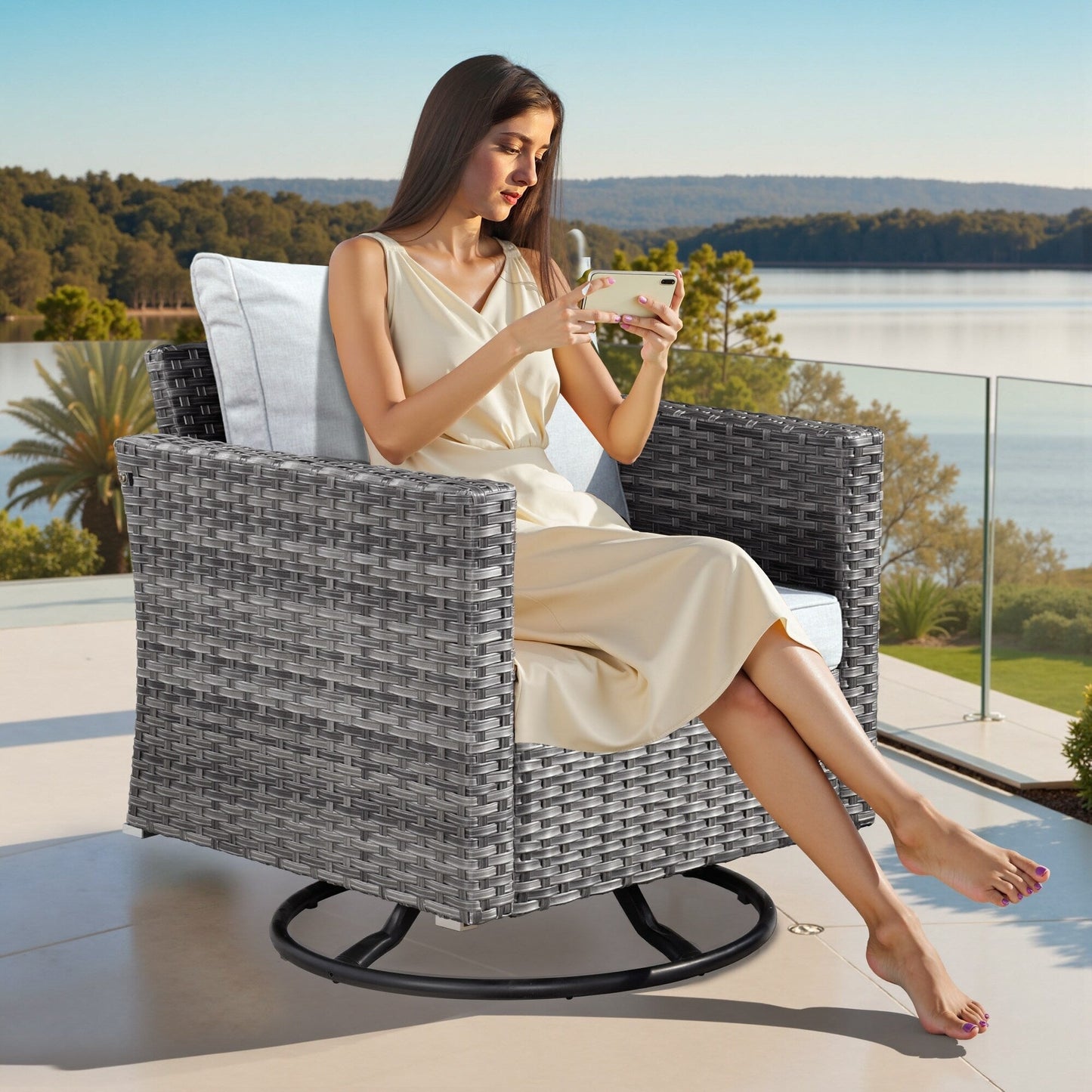 Set di 8 sedie girevoli per esterni in vimini da patio XIZZI con tavolo per braciere